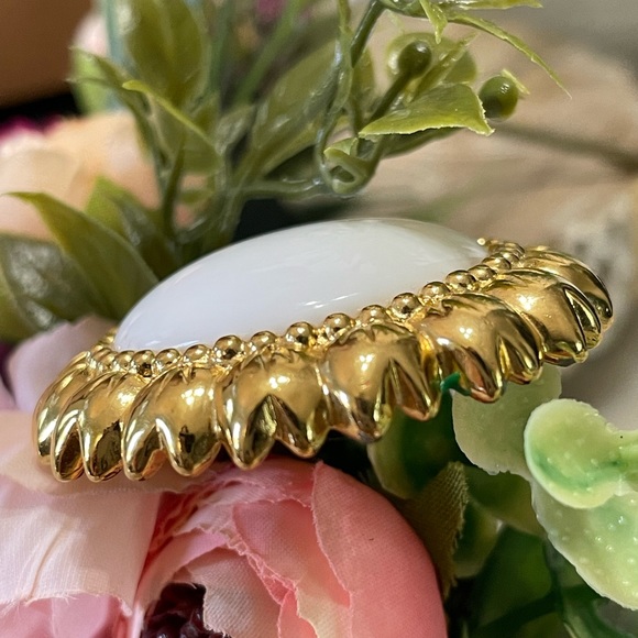 Gorgeous Trifari Gold Brooch - Picture 5 of 6